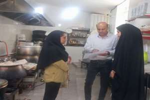 بازدید سرزده کارشناس فرهنگی دانشجویی و دبیر شورای صنفی دانشجویان از آشپزخانه بیرون بر طرف قرارداد مجتمع